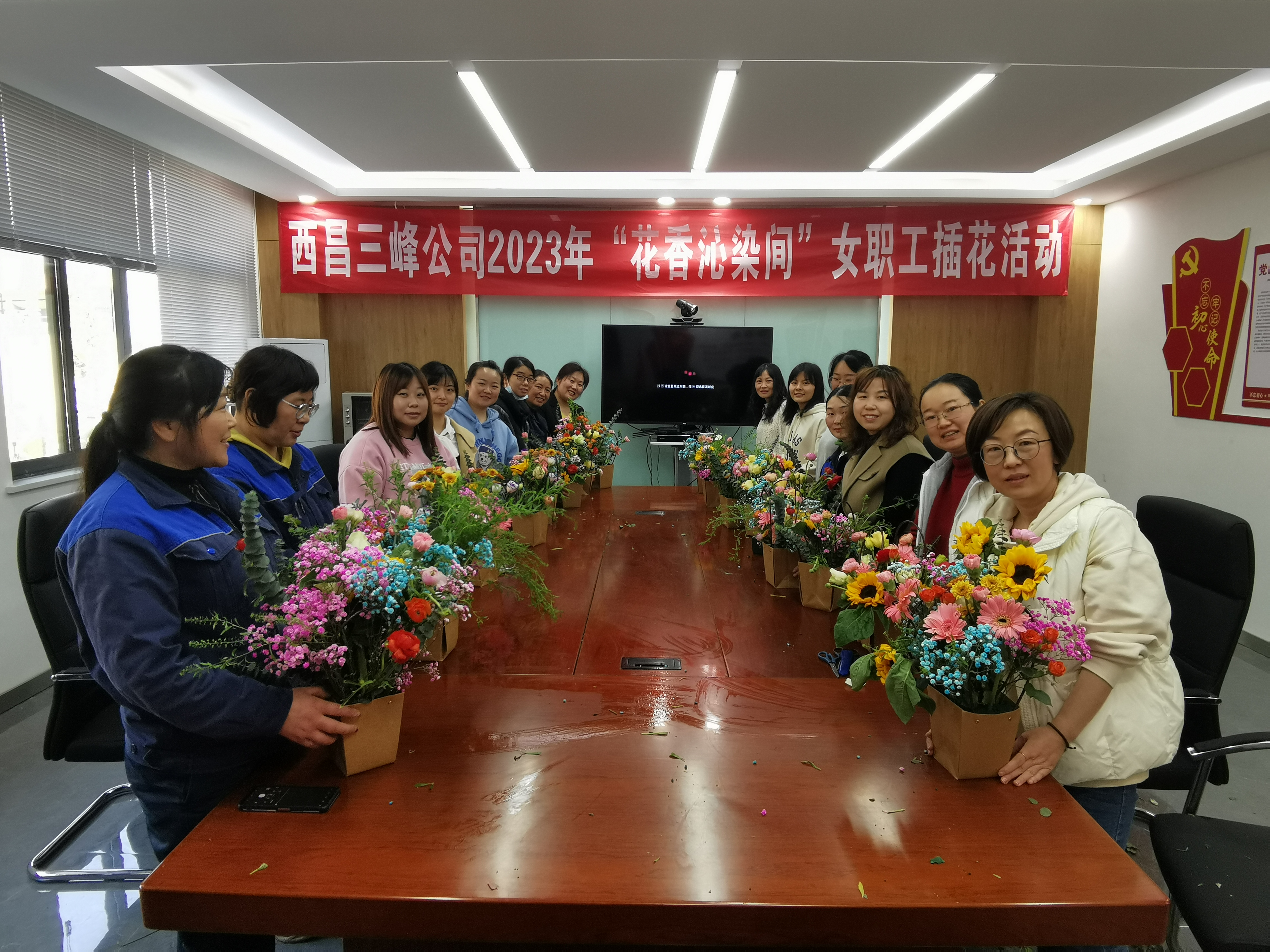 3月7日，四川西昌公司開展“花香沁染間”插花活動。.jpg